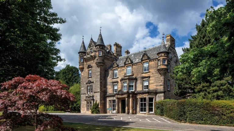 Image of the Scott Hotel from the outside