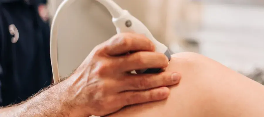 scanning of a knee in clinic