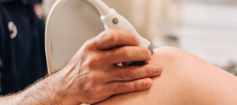 scanning of a knee in clinic